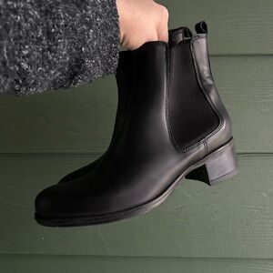 La CANADIENNE Sleek Black Ankle Booties